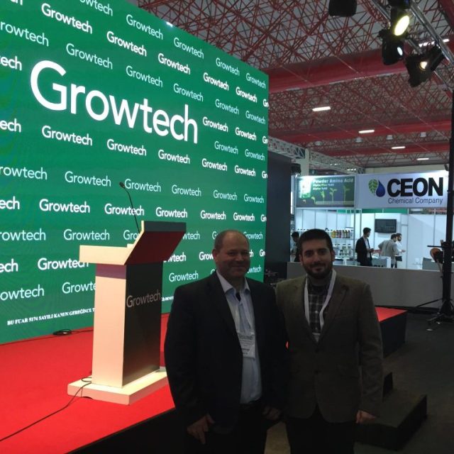 Pedro Sanchez y Eduard Fernando de Biocontrol Technologies en feria agrÃ­cola Growtech