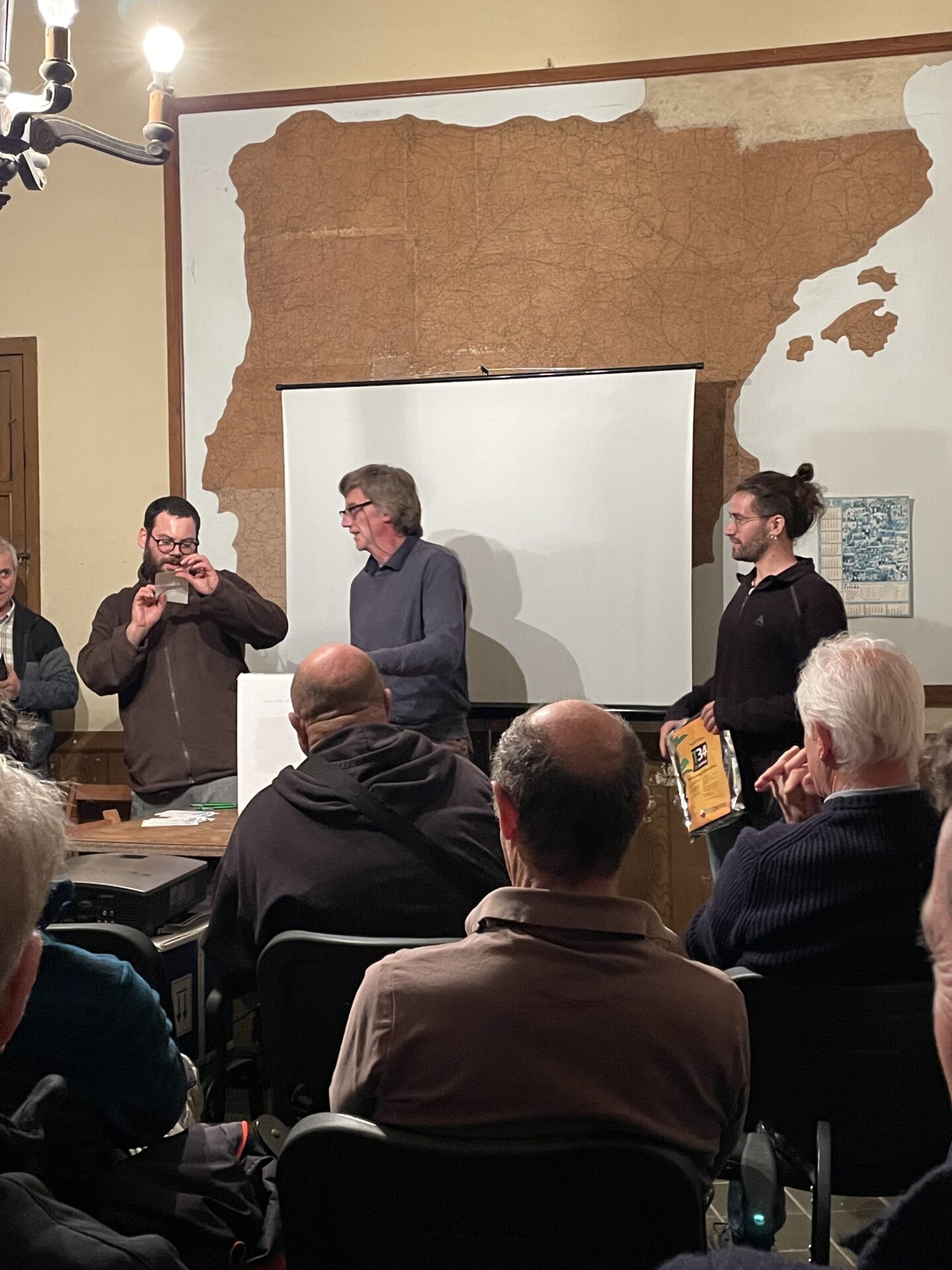 Foto del acto en la que aparecen los tres ponentes.