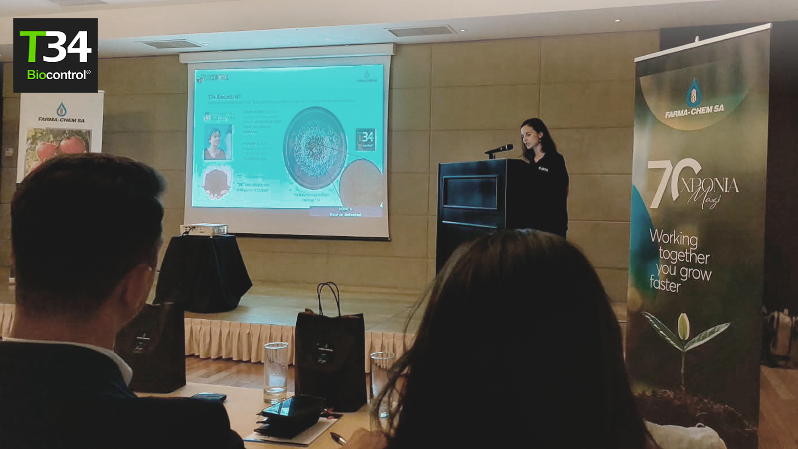 Lydia Bakagianni presentando T34 Biocontrol® durante una jornada técnica de Farma-Chem SA ante profesionales del sector agrícola.